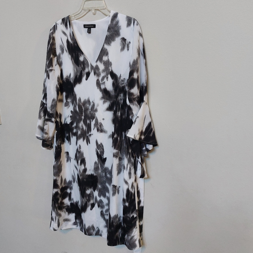 BANANA REPUBLIC Black and White Floral Print Midi Dress Size Medium. - Picture 5 of 15